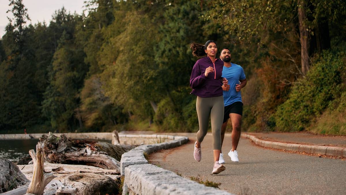 Two people running on the seawall in Stanley Park